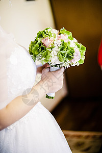 带白花和粉红花的新娘花束叶子婚姻花园花店植物玫瑰花瓣装饰风格绣球花图片