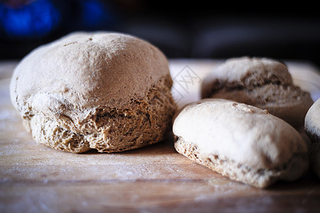 配有有机酸盐的自制全麦面面包乡村拓荒者粮食厨房木头食物早餐团体饮食纤维图片