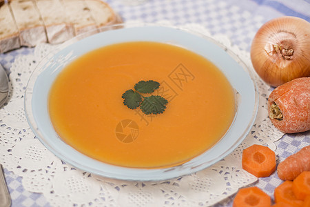 土制胡萝卜汤食物草本植物盘子桌子蔬菜奶油织物橙子营养奶油状图片