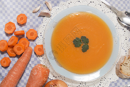 土制胡萝卜汤午餐蔬菜草本植物美食面包盘子奶油状奶油食物桌子图片