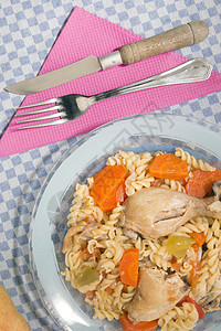 鸡肉加胡萝卜和意大利面营养午餐晚餐烹饪食物用餐蔬菜面条沙拉美食图片