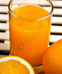 挤压橙汁意味着热带水果和果汁图片