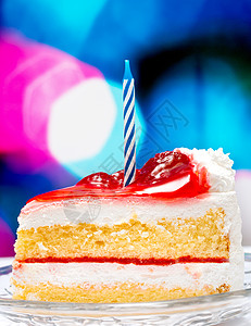 草莓生日蛋糕显示可选的碎片和切片图片