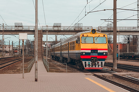 黄黄柴油列车火车运输驾驶技术交通运动乘客过境机车铁路图片