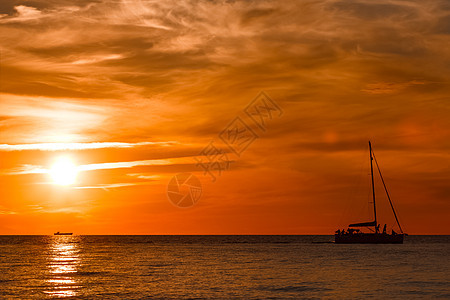 海面的浪漫日落反射游艇戏剧性天空射线紫色海洋太阳蓝色橙子图片