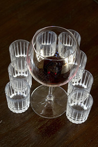 红葡萄酒的气球分压器地窖红色玻璃桌子酒吧店铺图片