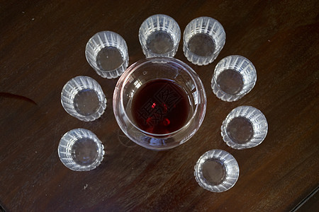 红葡萄酒的气球分压器地窖酒吧红色店铺玻璃桌子图片