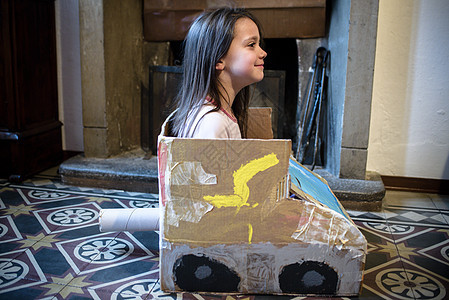 5岁女孩用纸板机玩车辆游戏玩具家庭幼儿园驾驶儿童喜悦童年乐趣图片