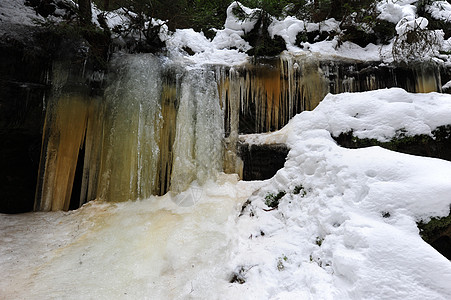冻结的瀑布和积雪冰柱季节水晶季节性橙子冰川岩石蓝色白色图片