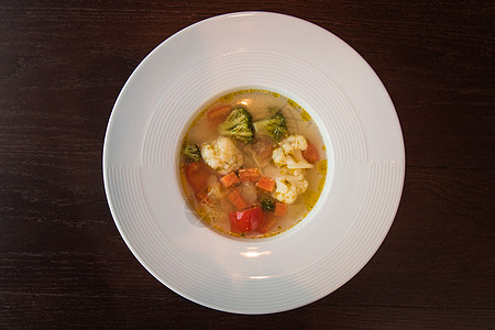 新鲜蔬菜的浅汤季节饮食豆类桌子香菜勺子餐厅面包土豆烹饪图片