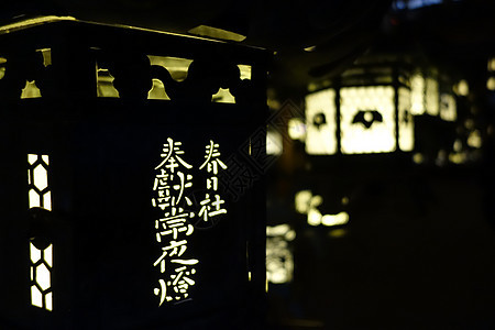 灯笼在黑暗中照明 日本纳拉神社青铜建筑灯光房间神道旅行建筑学金属历史性文化图片