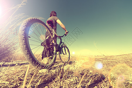 运动和健康生活 山地自行车和风景背景阳光骑士速度日落下坡冒险旅行成人男性天空图片