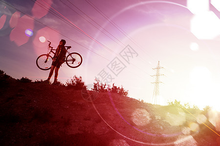 山地自行车 体育和健康生活天空骑术冒险运动男人下坡日落阳光运动员旅行图片