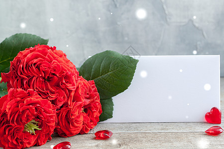 红色花园鲜红玫瑰 上面写着白纸条 情人节或婚礼日明信片的概念图片