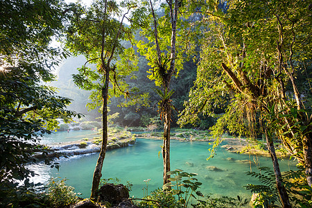 危地马拉的人才库瀑布旅行溪流晴天热带液体石头假期旅游游泳图片