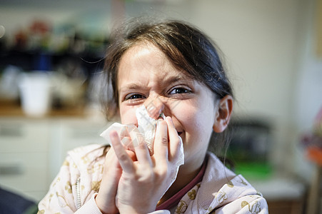 5岁女孩打鼻涕毛巾流感发烧过敏鼻子药品保健疾病女性童年图片