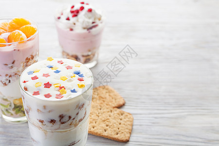 带水果的自制酸奶饭 有选择性地重点甜点石榴桌子谷物酸奶面包小吃浆果奶制品早餐图片