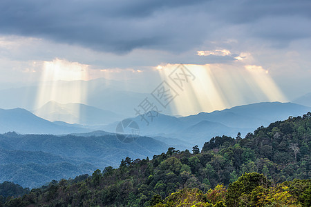 太阳光束照耀在云云的天空中 升起蓝山图片