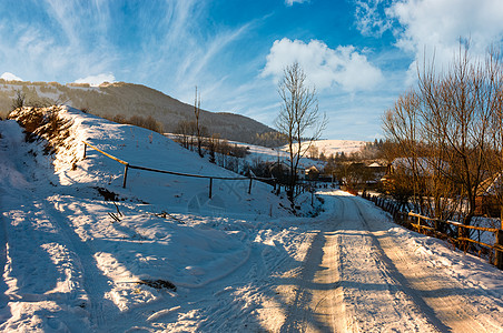 穿过波多博维茨村的雪路图片