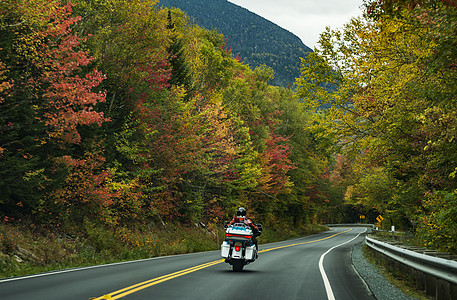 白色山上的公路上驾摩托车的机动车国家头盔冒险旅行摩托车手自由骑士驾驶友谊自行车图片