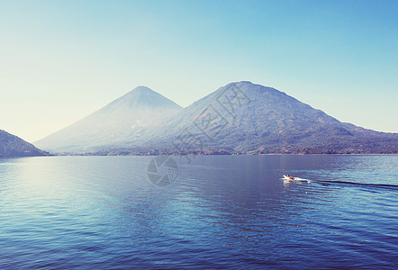 阿提特兰湖高地蓝色旅游陨石风景天空火山村庄反射假期图片