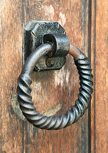 旧门敲门器建筑建筑学金工木头入口圆圈戒指门把手金属红色图片