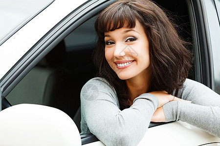 美丽的女司机在白色车厢里微笑着对你的笑容旅行女孩成人车辆快乐女性顾客汽车消费者车轮图片