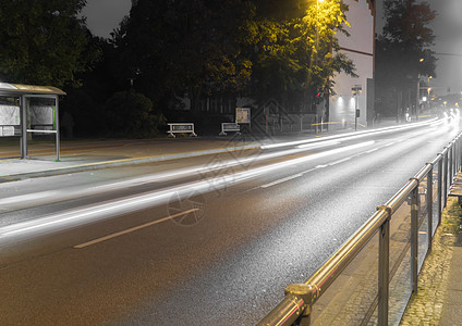 夜间道路和轻型汽车小路生活地标轻轨场景旅行交通建筑驾驶天空辉光图片