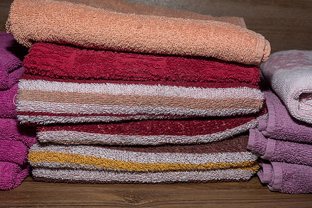 衣柜里藏着很多彩色毛巾服装纺织品材料淋浴帆布天鹅绒洗衣店浴室棉布毯子图片
