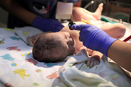 刚出生的女婴救援紧迫感药品孩子科学手术病人治疗医疗保险情况图片