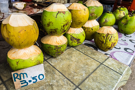 婆罗洲路边小街的新鲜椰子园摊位食物椰子绿色收成销售营养生产图片