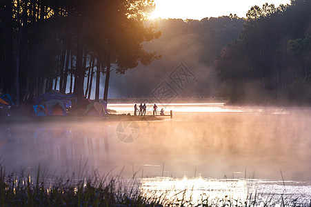 清晨在Pang Ung 泰国的梅洪子享受旅游活动天空森林环境墙纸季节游客帐篷太阳水库日落图片