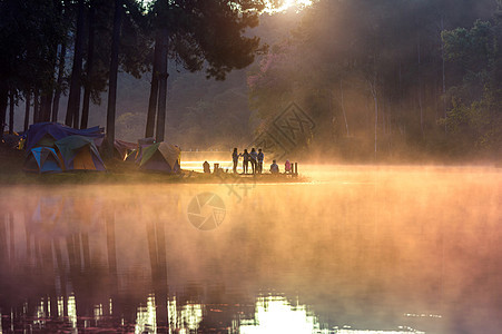 清晨在Pang Ung 泰国的梅洪子享受旅游活动反射日落薄雾太阳公园松树季节假期旅行环境图片