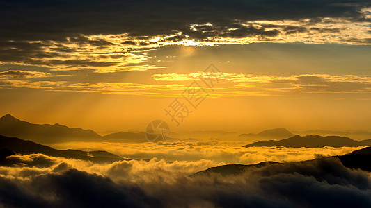 山上金色的光芒被清晨雾和日出笼罩 在韩国首尔公园岩石爬坡风景天空日落森林农村远足环境图片