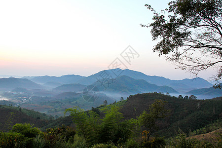 来自泰国永海的山景生活天空阳光爬坡公园薄雾旅行美丽绿色黄色图片