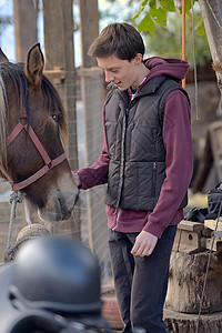 带着马的快乐少年男孩男生闲暇男人感情晴天家庭运动马背森林季节图片