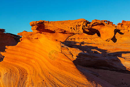 小芬兰红色雕塑日落巅峰蓝色远足天空岩石沙漠金子图片