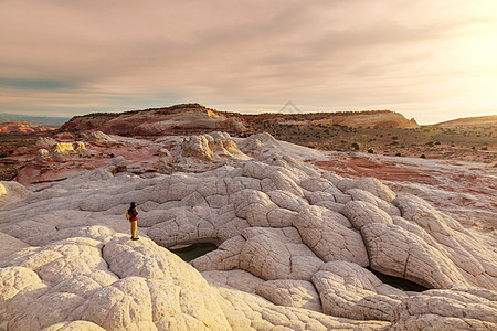 犹他州希克荒野男人远足者峡谷远足娱乐处女石头旅行沙漠图片