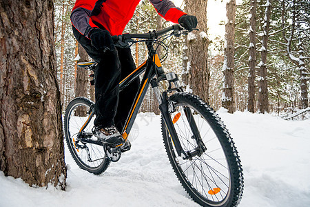 在美丽的冬季森林中的红色骑马山自行车 冒险 体育和Enduro赛车概念车轮运动员锻炼天空娱乐活动速度山地车行动耐力赛图片