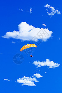 飞行滑翔伞降落伞航班肾上腺素晴天动力伞天空蓝色运动极限图片