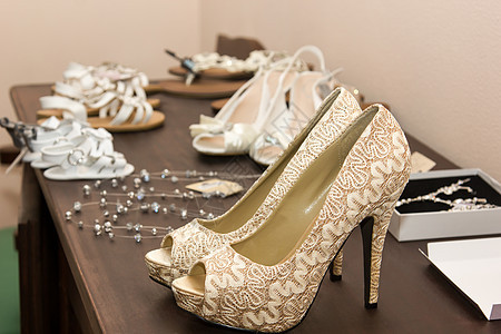 新娘鞋婚礼白色桌子棕色配件背景图片