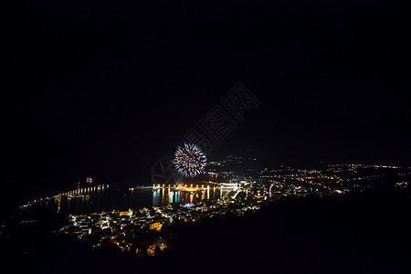 晚上在一个小城市放烟火天线庆典港口黑色图片
