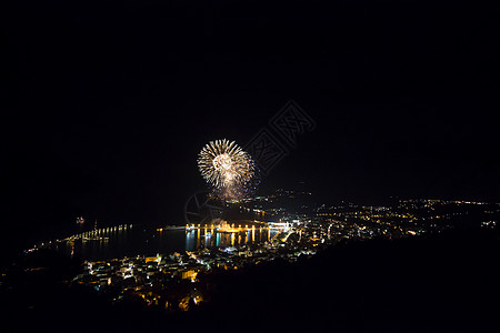 晚上在一个小城市放烟火黑色庆典天线港口图片