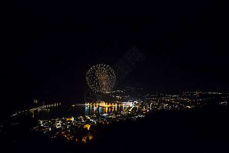 晚上在一个小城市放烟火天线庆典港口黑色图片