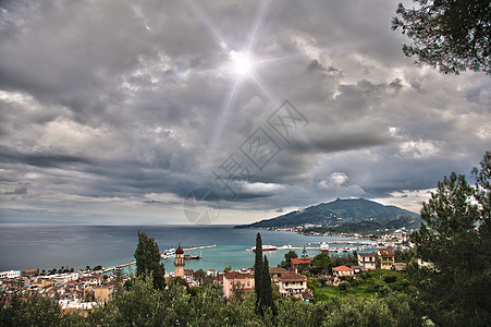 天空多云的希腊岛背景图片