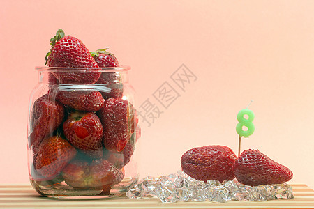 带生日蜡烛的新鲜草莓饮食茶点数字庆典玻璃甜点维生素食物早餐派对图片