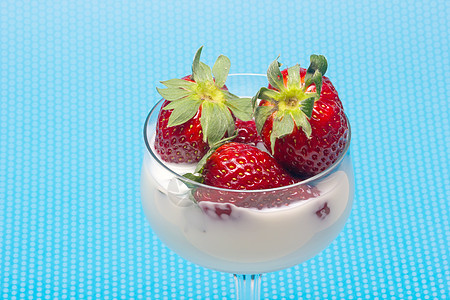 鲜草莓加奶油杯子上食物茶点玻璃甜点浆果季节早餐营养市场维生素图片