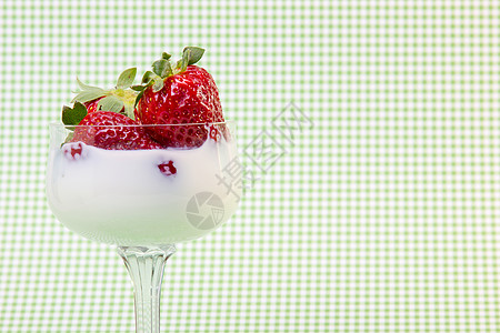 鲜草莓加奶油杯子上市场玻璃营养茶点食物早餐浆果维生素季节甜点图片