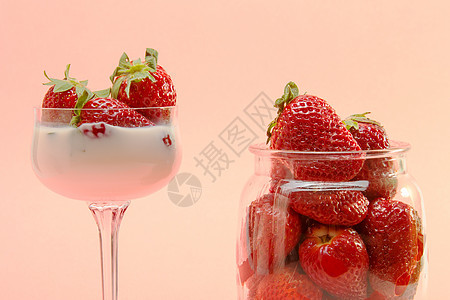 鲜草莓加奶油杯子上茶点食物玻璃维生素甜点营养季节浆果水果市场图片