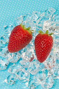 冰上新鲜草莓营养红色绿色季节早餐茶点水果浆果活力食物图片